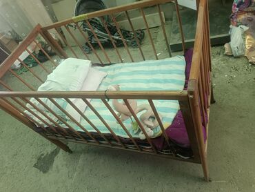 краски по дереву: Детская кроватка из дерева - Классическая прямоугольная модель со