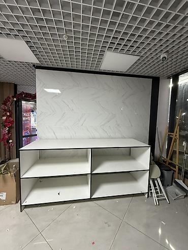 Металлические стеллажи и витринный стол для магазина/шоурума Комплект