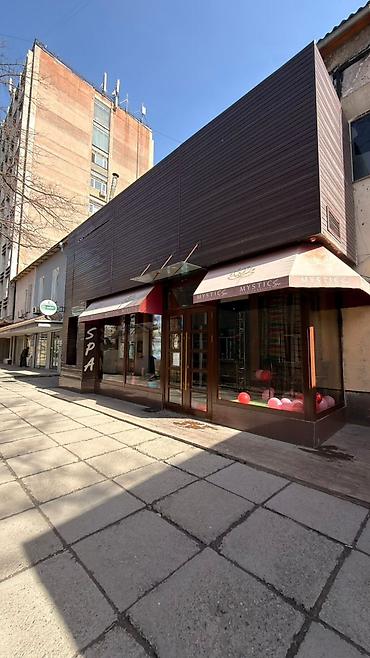 Продажа помещений свободного назначения: Продаётся коммерческое помещение в центре города — золотой квадрат — 7