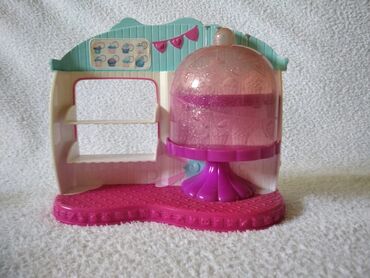 Igračke: Shopkins poslastičarnica
Poklopac se skida 
Očuvana
C — 9