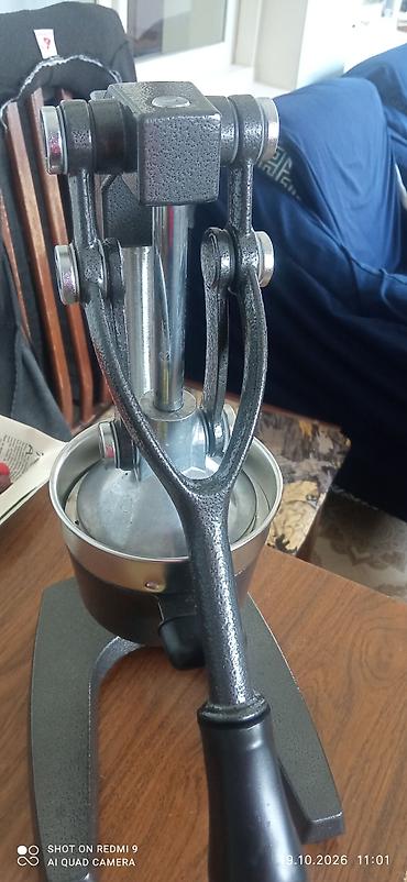limon sıxan: Əl ilə işləyən mexaniki sitrus şirəçəkəni. Möhkəm metal — 1