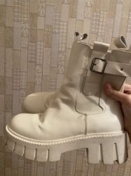 туфли новая не одевала не разу: Ağ sapaşki. Geyinilib ancaq vəziyyəti yaxşıdı. 38 razmel