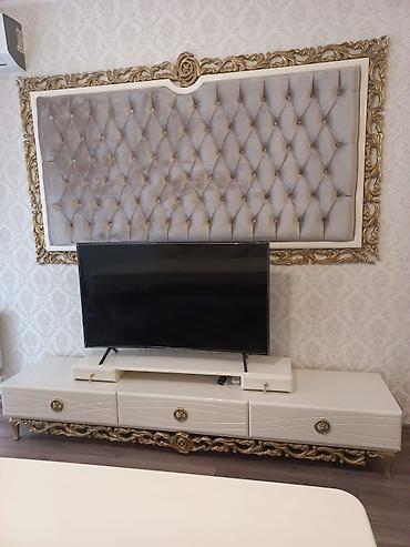 tv 75: TV stendi və dekorativ divar paneli dəsti - Klassik-royal üslubda — 2