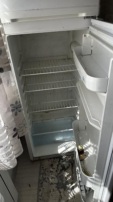 холодильник бутка: Холодильник BEKO, двухкамерный, классический белый цвет. Верхняя — 6