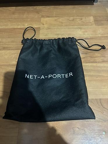 Çantalar: Net‑A‑Porter toz torbası / qoruyucu kisə - Rəng: qara, ağ loqo çapı — 1