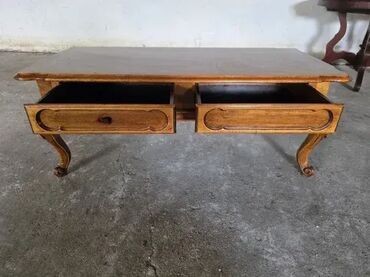 Stilski klub stolovi: Prelep stocic u odlicnom stanju. Duzina 130 cm Sirina 60 cm Visina 52 — 12