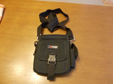 original sisley torbica xcm: Muška torbica X-treme približnih dimenzija 18x15cm