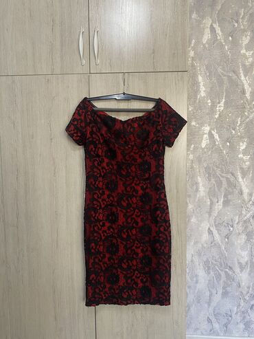 вечерние платья с гипюром: Платье турецкого бренда черный гипюр на красном, состояние нового