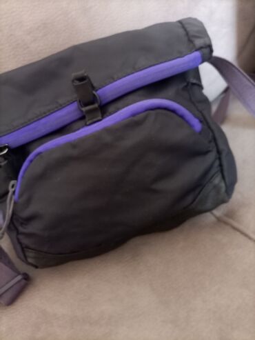 Ostalo: Original Nike crnoljubičasta torbica Perica u mašini.Podesiv kaiš na