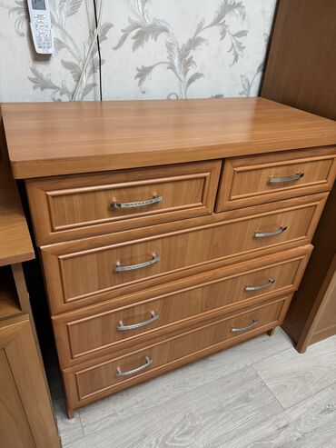 шкаф для документов со стеклом: Продаю комод для вещей в хорошем состоянии, три больших отделения и