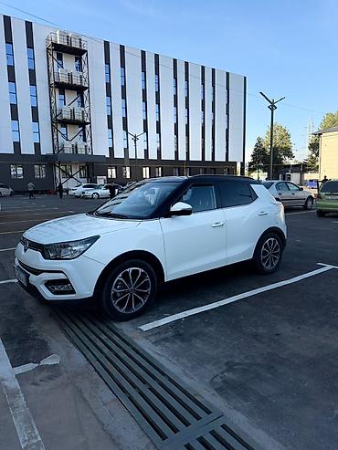 jak авто: Компактный кроссовер Ssang Yong Tivoli белого цвета с черной крышей и — 5