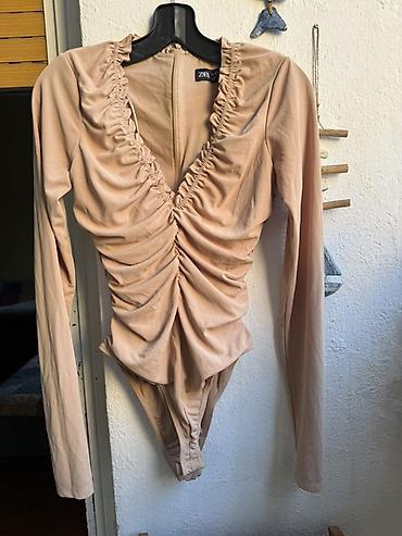 helake: ZARA bodi sa dugim rukavima u bež/ nude nijansi. Model sa dubokim — 1