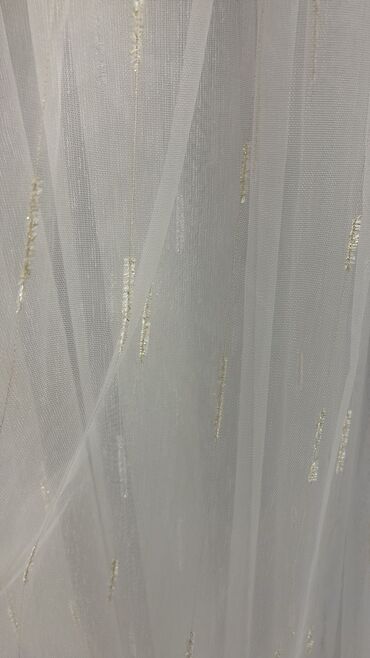 Pərdə və tüllər: Ağ rəngdə, zolaqlı dizaynı olan tül pərdə. Yüngül və şəffaf materialı — 9