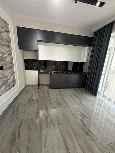 ev alqi satqsi: Torpaq sahəsi: 3 sot ​Otaq sayı: 1 zal, 3 yataq otağı (spalni) — 8
