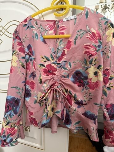женские зеркальные кроссовки: Bershka qadın bluzası - Rəng: toz pembe fon üzərində çoxrəngli