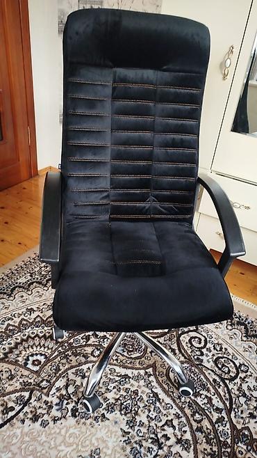 ofis əşyaları: Ofis/kreslo tipli rahat oturacaq - Rəng: qara - Material: yumşaq — 1