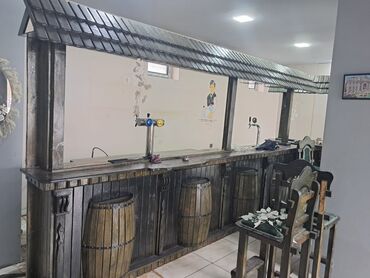кухна мебель: Bu dəst taxtadan hazırlanmış bar mebeli, bar stulları və dekorativ