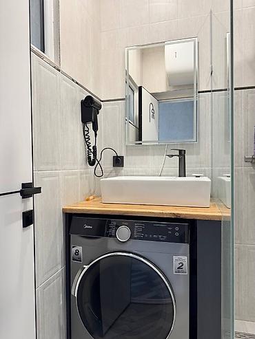 Аренда отелей и хостелов: В самом центре города " Roof Hostel" Комнаты разделены на женские и — 7