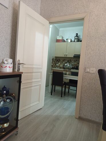 Otaqların satışı: Satılır: zövqlə təmir olunmuş mənzil interyeri - Geniş qonaq otağı — 3