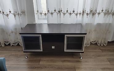 kassa qutusu: TV altlığı / mediya konsolu - Material: tünd rəngli laminat taxta — 2