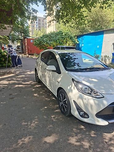 honda inside: Toyota Aqua: 2019 г., Гибрид, Хэтчбэк — 7