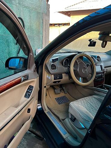 Другие детали салона: Mercedes-Benz — салон 7 мест (3 ряда). Бежевый интерьер с контрастной — 3