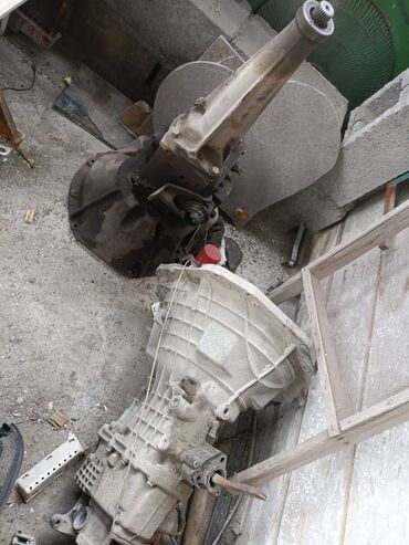 Скутеры: Мопед красного цвета с черными и серыми акцентами. Оснащен передней — 18