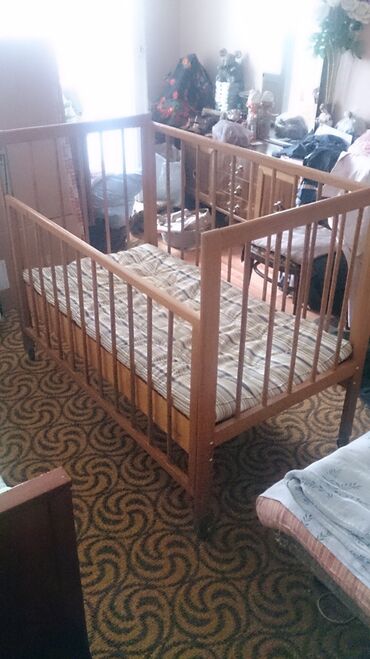 шифоньер в рассрочку: Продаю кровать манеж с матрасом, пр. СССР дерево в отличном состоянии