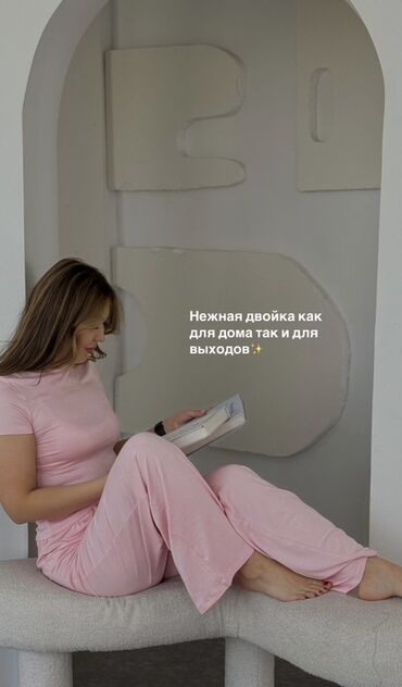 Брючные костюмы: Костюм двойка нежно-розового цвета, состоящий из футболки с короткими