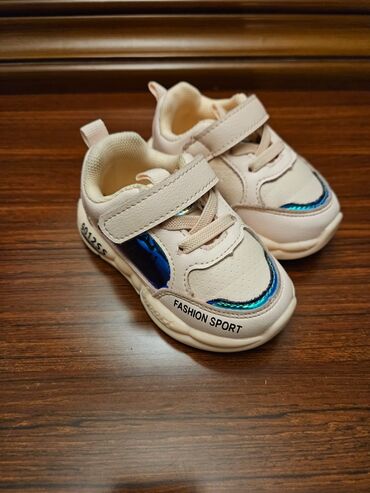 Kurtkalar: Uşaq üçün qış geyimləri dəsti - Ağ süni xəz palto: çiyinlərdən ətəyə — 16