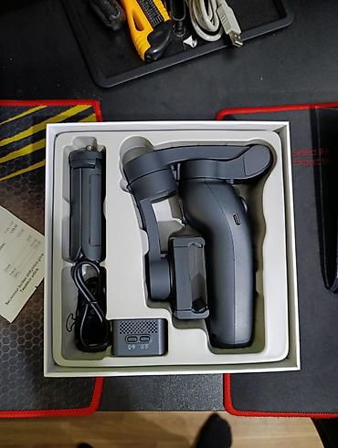 go pro hero 11: F12 3-oxlu qatlanan smartfon stabilizatorunu (gimbal) göstərir.Cihazın — 3