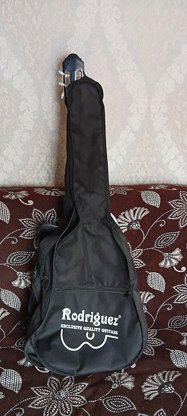 klasik gitara: Rodriguez klassik gitara – kəsik korpuslu (cutaway) model. - Korpus — 3