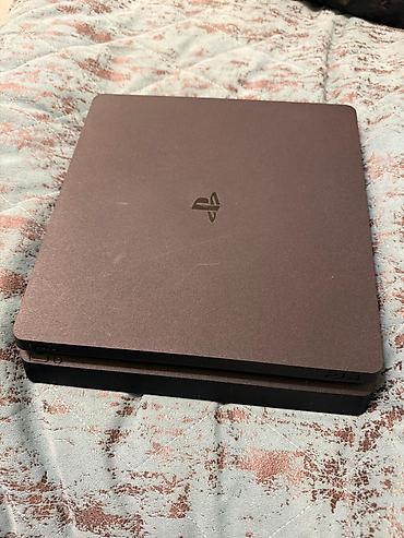plastation 4 slim: Sony PlayStation 4 Slim konsolu - Rəng: qara, kompakt “Slim” korpus - — 6