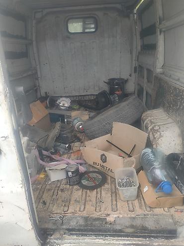 kombi 8 1: Dostupno: beli furgon/teretno vozilo sa dvoja prednja vrata i velikim — 8