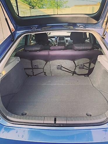 masini hibrid ieftine: Toyota Prius (2-ci nəsil, liftback), mavi rəng. - Hibrid güc qurğusu — 8