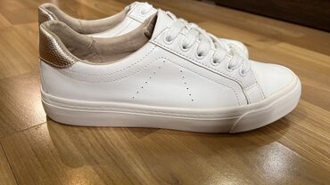 обувь белая: Продаю кеды Bershka 38 размер в хорошем состоянии
1000