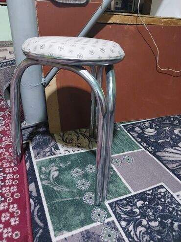 пластиковый стол стул: Кухонный Стол, цвет - Бежевый, Б/у