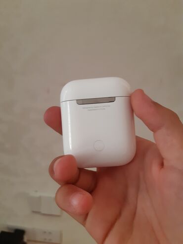 Mobil telefonlar üçün digər aksesuarlar: Ağ rəngdə Apple AirPods şarj qutusu, qulaqlıqları saxlamaq və