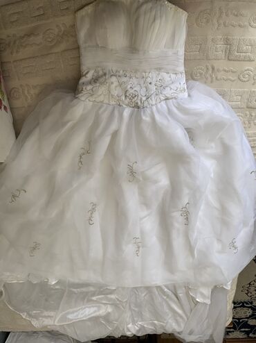 Toy paltarları: Ağ gəlinlik – straplez, A-kəsimli, uzun quyruqlu model. - Üst hissə — 10