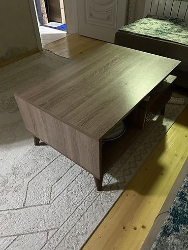 salon termo: Ağac teksturalı, modern üslubda salon üçün orta stol. Xüsusiyyətlər — 2