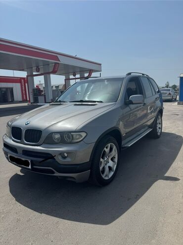 BMW: Автомобиль BMW X5, внедорожник серого цвета с рейлингами на крыше