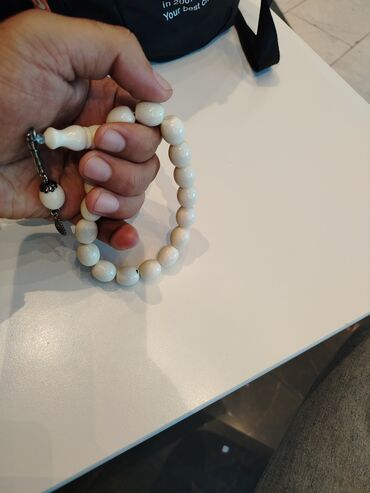 Eynəklər: Ağ rəngli təsbeh – klassik və zərif dizayn. - Material: Parlaq səthli
