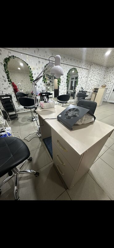 кресло для косметолога: Ресепшен 2000 сом Кресло парикмахерская по 7500 сом (каждый) их 3