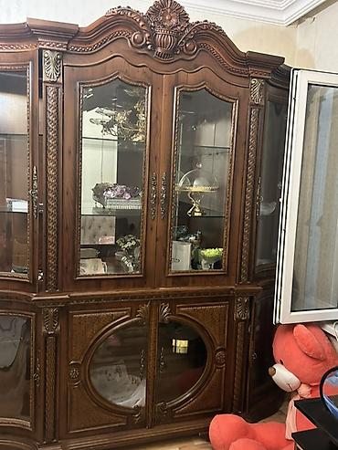 Klassik üslubda iri vitrin-bufet şkaf. - Material: təbii ağac