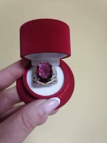 Prstenje: Prsten Vel:10
Cena:1300din — 7