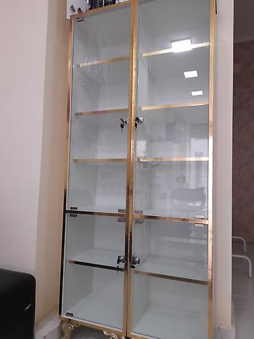 salon refı: Şüşə vitrin şkaf - İki qapılı, şüşə önlü vitrin - Qızılı metal — 1