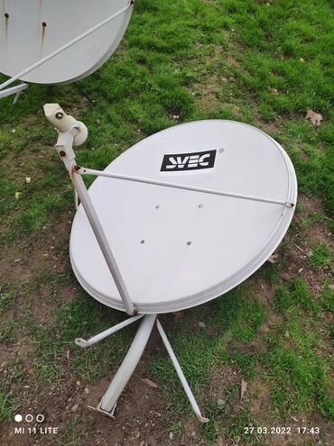 ремонт авто магнитола: Спутниковая тарелка белого цвета с логотипом "SVEC" на отражателе. Она