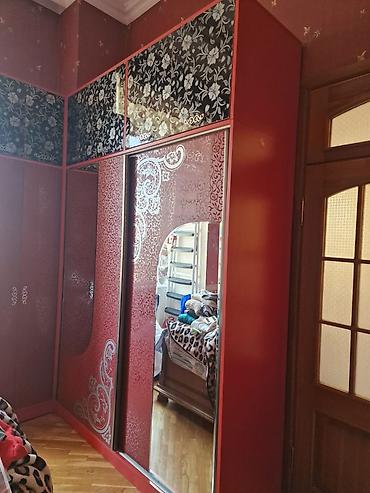 Qırmızı künc qarderob dolabı - Dizayn: Qırmızı rəngli L‑formal künc