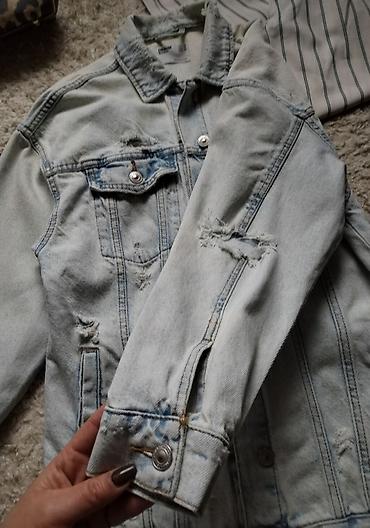 pull and bear ranac: BERSHKA isfazonirana teksas jakna u svetlo plavoj boji. Veličina XS — 3