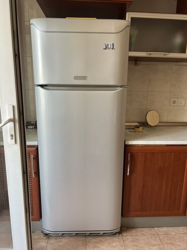 Yemək hazırlamaq üçün texnika: İşlənmiş 2 qapılı Hotpoint Ariston Soyuducu Satılır, rəng - Boz, Təkərli